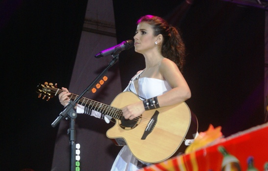 Paula Fernandes emociona quase dez mil pessoas durante show em Valente