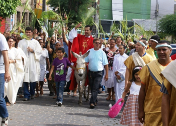 Durante procissão de ramos, padre condena festas no período da quaresma em Coité