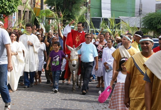 Durante procissão de ramos, padre condena festas no período da quaresma em Coité