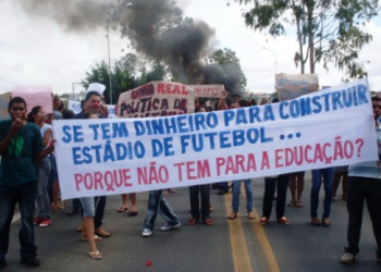 Universitários bloquearam BR 116 para chamar a atenção da falta de valorização por parte dos governos