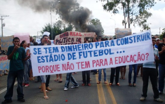 Universitários bloquearam BR 116 para chamar a atenção da falta de valorização por parte dos governos