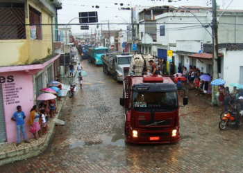 Homenagens de colegas emocionam as pessoas que foram a enterro do caminhoneiro