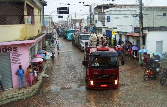 Homenagens de colegas emocionam as pessoas que foram a enterro do caminhoneiro