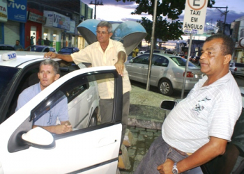 Taxisitas de Coité estão revoltados com decisão da AGERBA em não permitir corrida fora do seu município