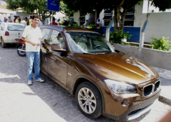 BMW tomado de assalto em Coité encontrado abandonado em Nova Fátima