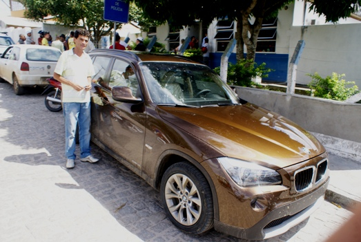 BMW tomado de assalto em Coité encontrado abandonado em Nova Fátima