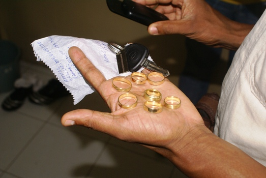 Coité: dupla é presa em flagrante com 15 alianças