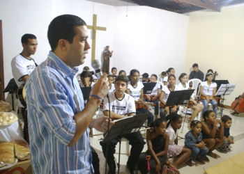 Coité – Deputado visita o Projeto Santo Antônio da Música