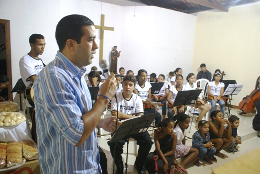 Coité – Deputado visita o Projeto Santo Antônio da Música