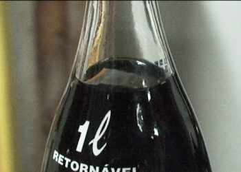 Santaluz: comerciante encontra “pedaço” de copo descartável dentro de Coca-Cola