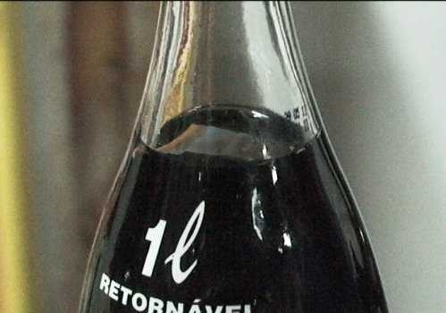 Santaluz: comerciante encontra “pedaço” de copo descartável dentro de Coca-Cola