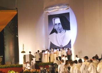 Especial Beatificação de Irmã Dulce: muita emoção dos fiéis durante descerramento da foto