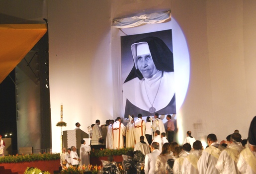 Especial Beatificação de Irmã Dulce: muita emoção dos fiéis durante descerramento da foto