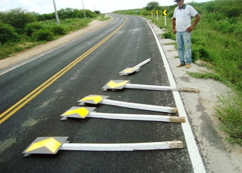Vândalos arrancam placas de sinalização de rodovia
