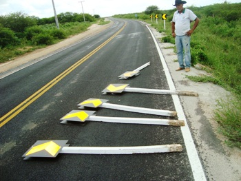Vândalos arrancam placas de sinalização de rodovia