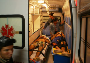 Três rapazes em uma motocicleta bate em Corsa e são transferidos em estado muito grave