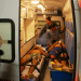 Três rapazes em uma motocicleta bate em Corsa e são transferidos em estado muito grave