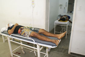 Três rapazes em uma motocicleta bate em Corsa e são transferidos em estado muito grave