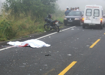 Acidente envolvendo moto, ônibus e Fiat Uno mata motociclista na BA 120