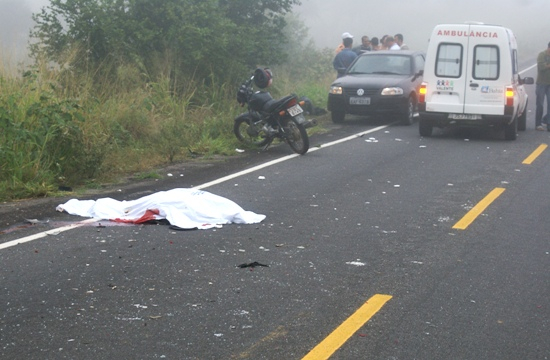 Acidente envolvendo moto, ônibus e Fiat Uno mata motociclista na BA 120