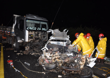 Sete adolescentes morrem em acidente envolvendo Gol e caminhão na BR 324, em Nova Fátima