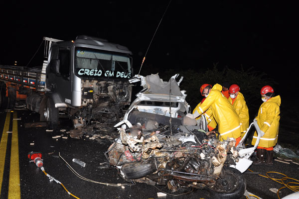Sete adolescentes morrem em acidente envolvendo Gol e caminhão na BR 324, em Nova Fátima