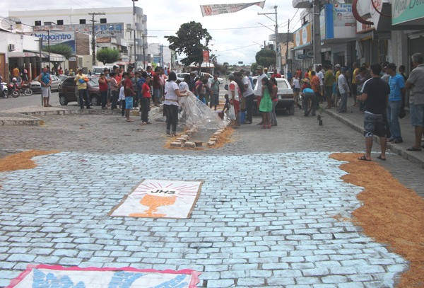 carro invade procissão - des - 2
