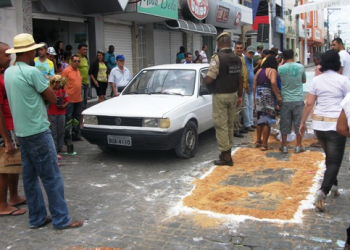 Coité: motorista  invade procissão de Corpus Christi e por pouco não atropela multidão