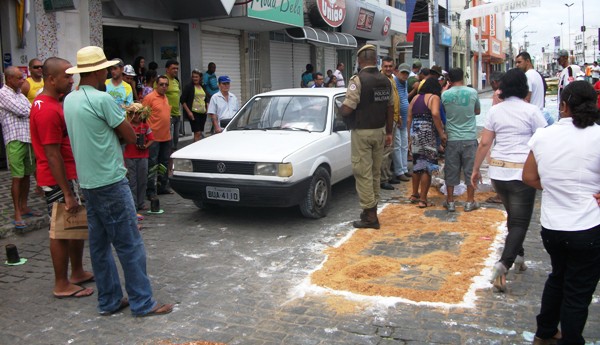 carro invade procissão - des