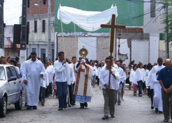 Coité: motorista  invade procissão de Corpus Christi e por pouco não atropela multidão