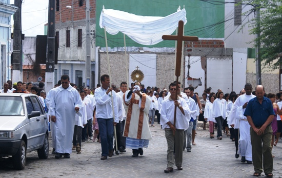 Coité: motorista  invade procissão de Corpus Christi e por pouco não atropela multidão