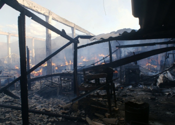 Incêndio destrói indústria de artesanato em madeira- Veja fotos e vídeo