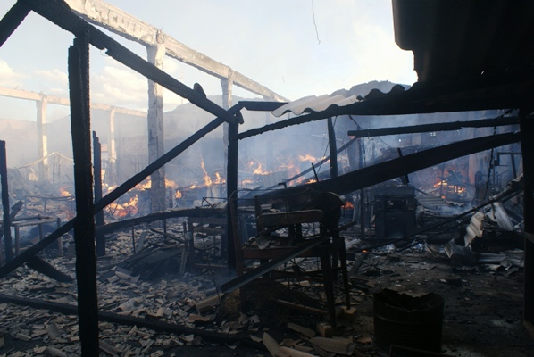 Incêndio destrói indústria de artesanato em madeira- Veja fotos e vídeo