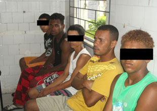 Coité: Polícia Militar prende menor tido como chefe do tráfico de drogas e outros quatro envolvidos