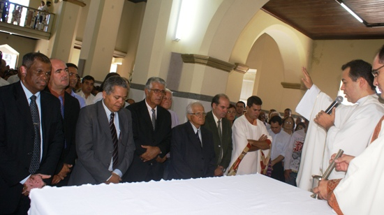 Aniversário de Coité I – Padre reivindica e prefeito assina ordem de serviço