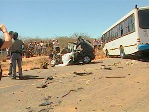 Colisão entre ônibus e Gol deixa cinco mortos próximo a Casa Nova