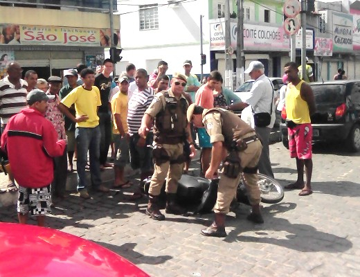Coité: motociclista bate em fundo de Celta parado no semáforo