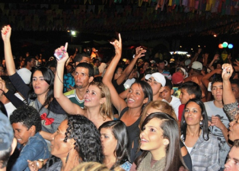 São Pedro em Gavião: sábado no forró a galera começou a cantar (Veja as atrações deste domingo)