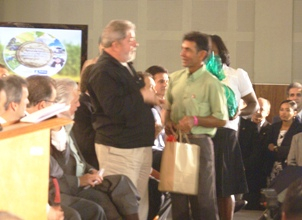 Líder comunitário de Capela do Alto Alegre presenteia Lula com cachaça