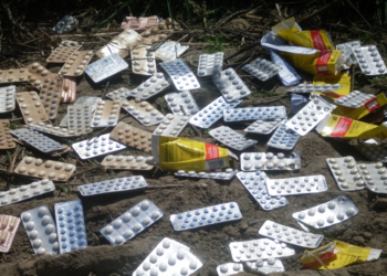 Medicamentos são jogados em bueiro próximo a cidade de Várzea da Roça