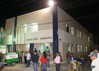 Araci: prefeita faz grande festa para reinaugurar Prefeitura e entrega de veículos