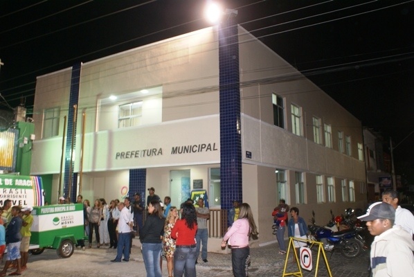 Araci: prefeita faz grande festa para reinaugurar Prefeitura e entrega de veículos