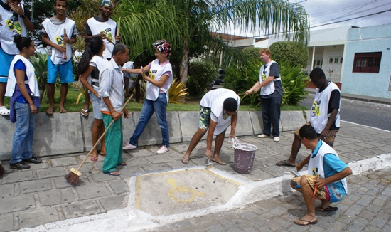 Coité: Programa Mãos que Ajudam da Igreja dos Mormons faz mutirão de limpeza no Jardim da Babilônia
