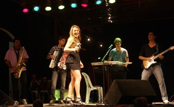 Riachão do Jacuípe – “Enfermeira cantora” é destaque no São Pedro de Vila Aparecida