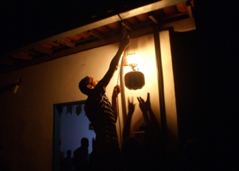 Polêmica em Riachão: eletrificação é inaugurada às escuras