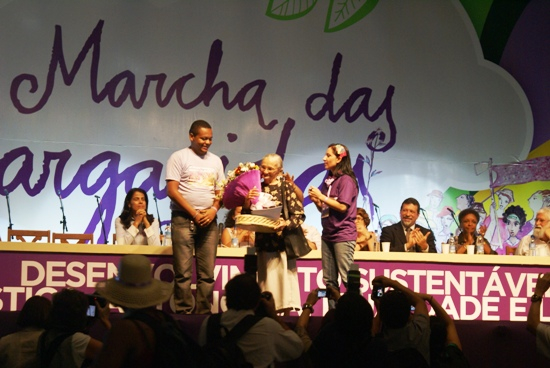 Mulher que “resistiu” as perseguições no sertão foi homenageada na abertura da 4ª marcha das Margaridas