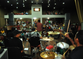 Del Feliz homenageia Pe. Elias durante show acústico em Coité