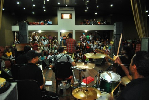 Del Feliz homenageia Pe. Elias durante show acústico em Coité