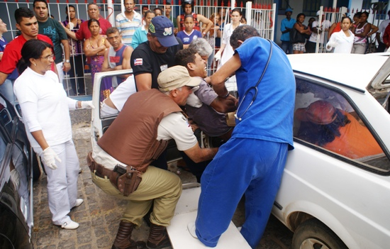 Motociclista tem perna fraturada ao colidir com Gol em Araci