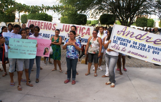 Coité: familiares e amigos da jovem esfaqueada pelo namorado pede a prisão do agressor